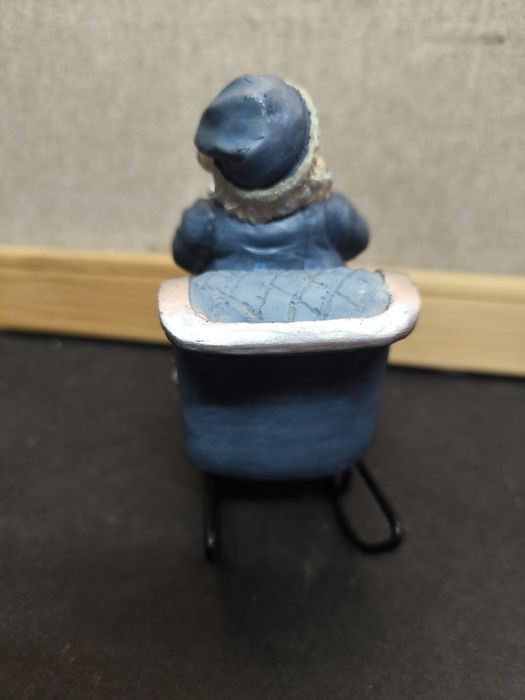 Pai Natal em trenó azul
Figura decorativa de Pai Natal sentado num tre