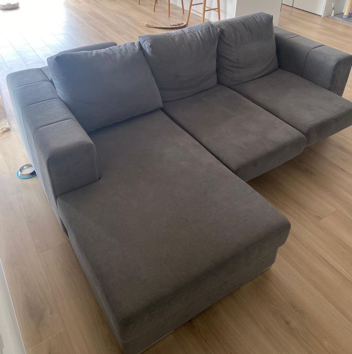 Sofá chaise longue cinzento confortável