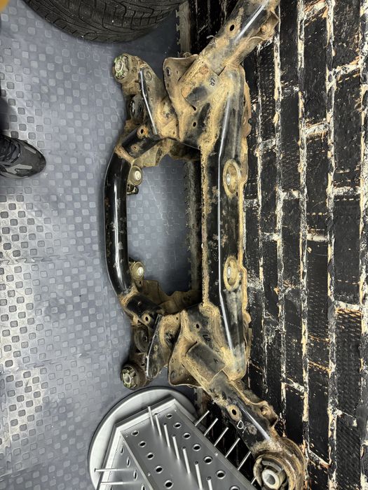 Задня балка , підрамник jaguar e pace