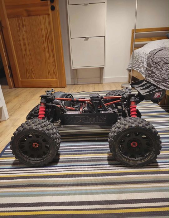 Arrma outcast 8s 1/5 rc warto przeczytac opis plus pakiety 9000mha