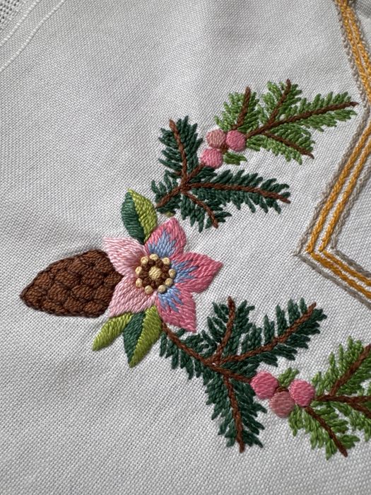 Obrus ręcznie haftowany szyszki do kolekcji