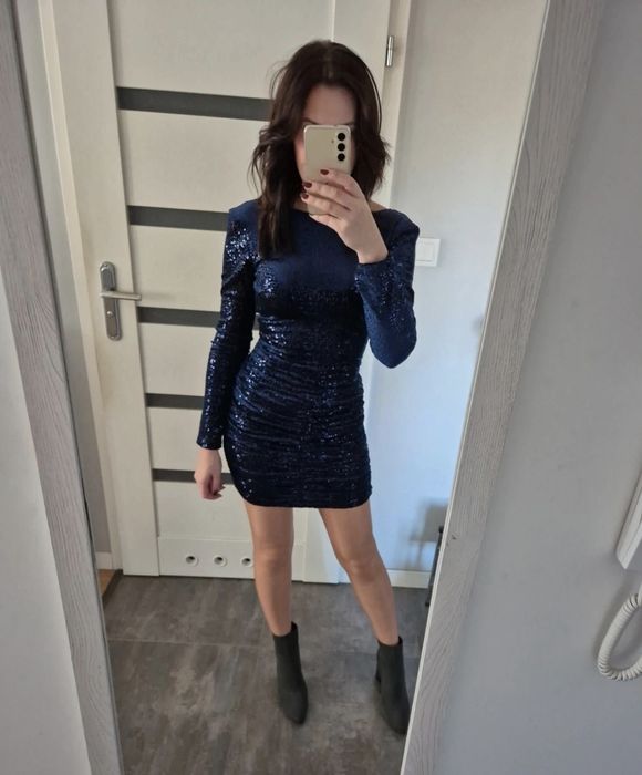 Welurowa sukienka z cekinami i wycięciem na plecach Roco 34