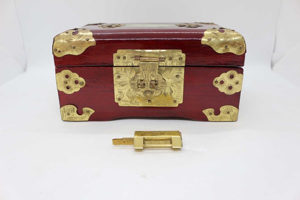 Caixa Chinesa Guarda Joias com Embutidos em Jade e Latão