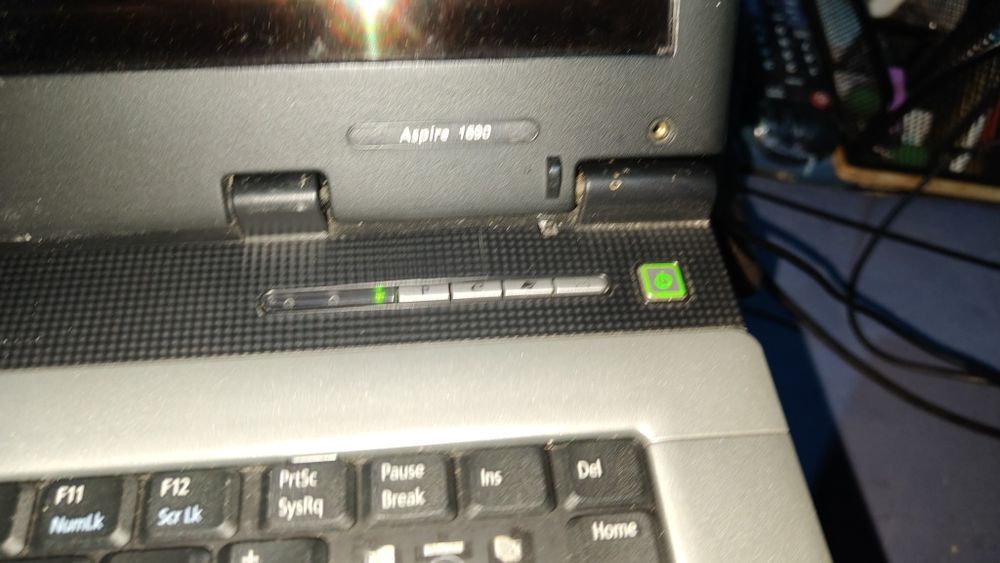 sprzedam laptopa sprawny do wstawienia system operacyjny