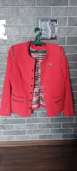 Коротеньке  жіноче пальто, коралового кольору, гарний стан.