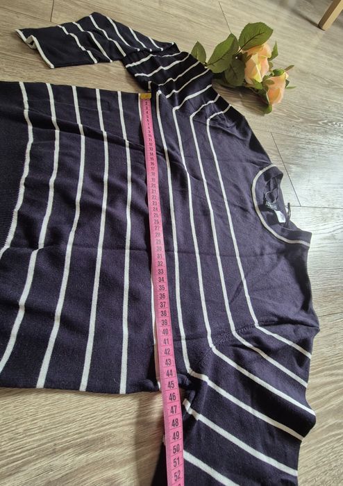 Granatowy sweter z wiskozy w paski