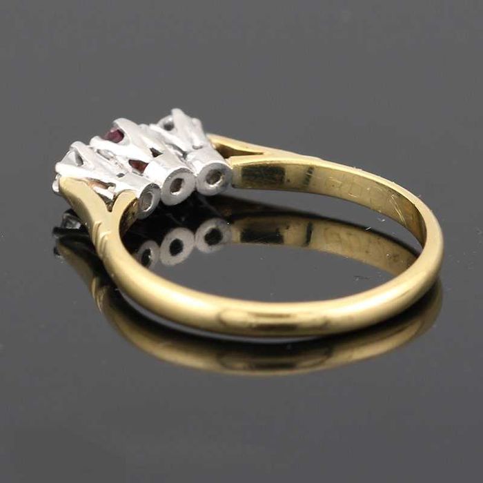 Złoty pierścionek z rubinem i diamentami 0.16ct trylogia 18K