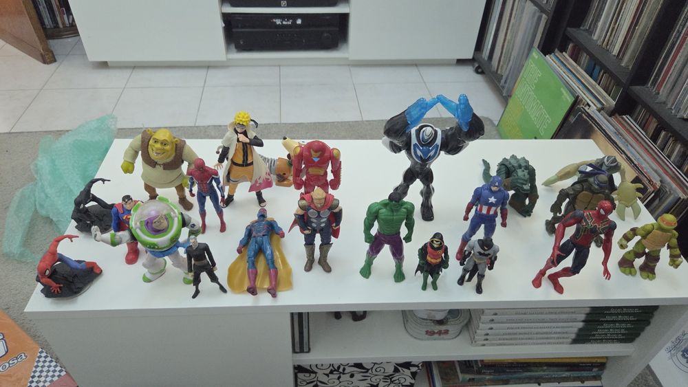 Vendo várias figuras de super heróis /star wars