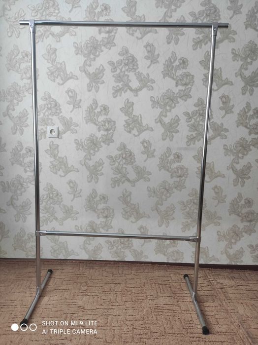 Стійка для одягу