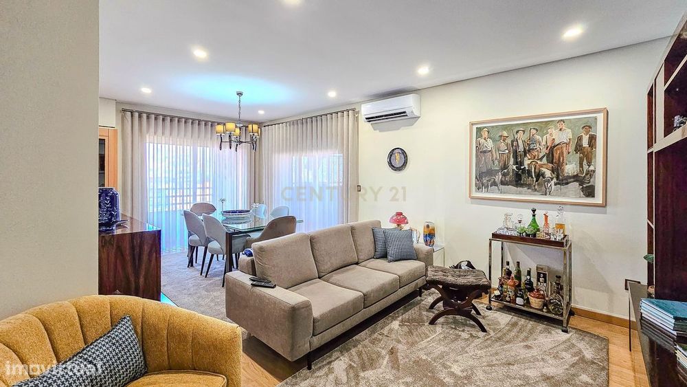 Apartamento T2 no Bonfim, Porto, terraço fechado e varanda.