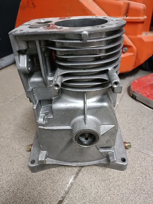 Blok silnika karter Briggs 5hp Briggs&stratton wał poziomy 65mm tuleja