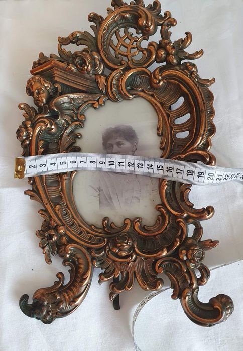 Бронзовая рамка ,старинная . Подсвечники , пушка