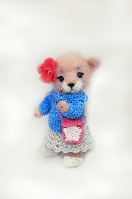 Рожева кошечка з одягом