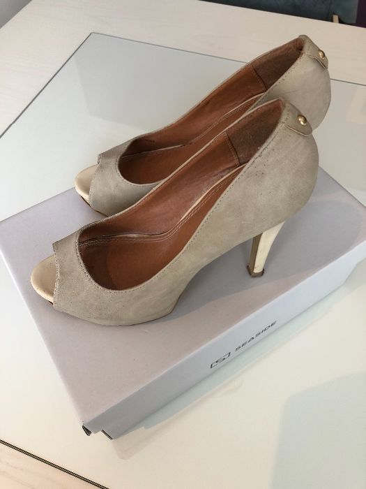 sapato bege salto alto