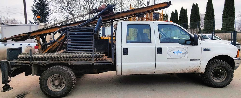 Wiertnica WH 25 posadowiona na podwoziu samochodu terenowego FORD F350