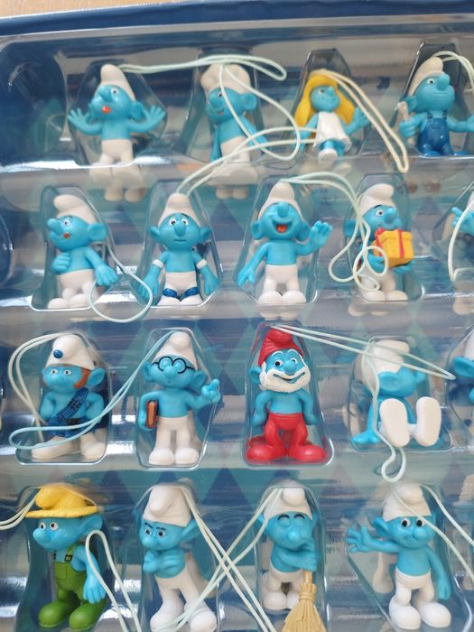 Conjunto de 28 figuras de Smurfs, datadas de 2011.