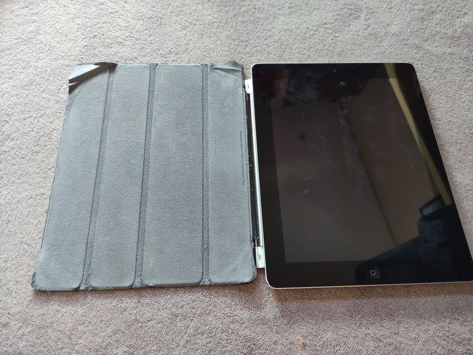 iPad 2, 16 GB, with Two Cases64739979413121123
