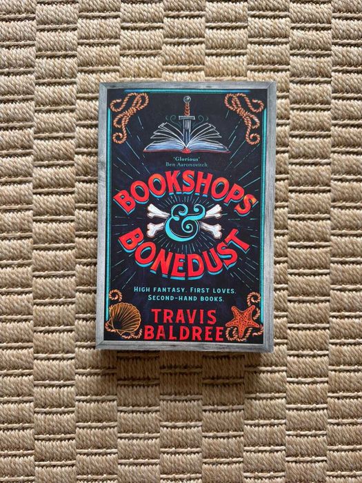 Livro "Bookshops & Bonedust"