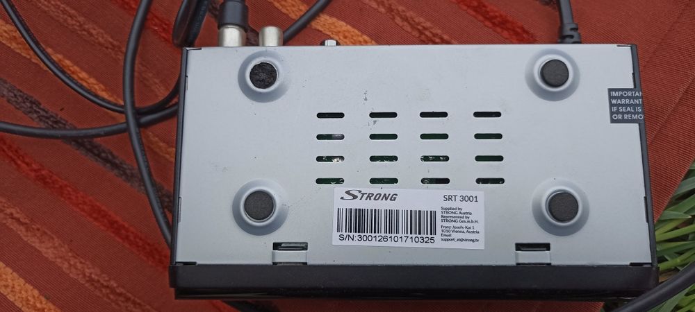 Цифровий HD-ресивер для кабельного телебачення моделі STRONG SRT 3001.