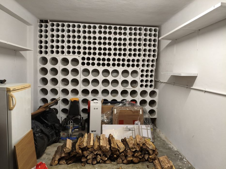 Garrafeira constituída por blocos de cimento