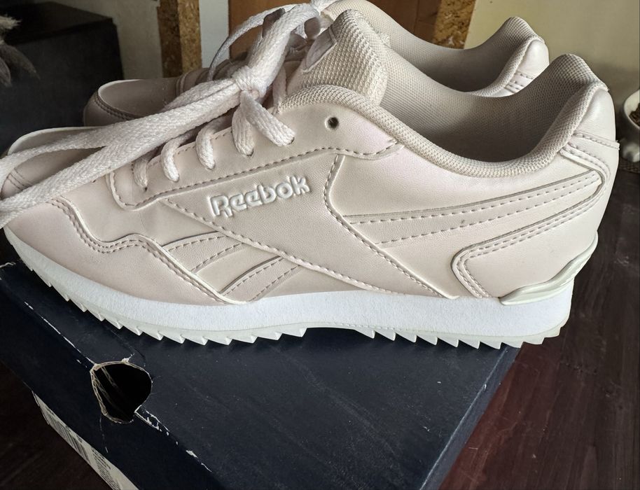 Кросівки Reebok.