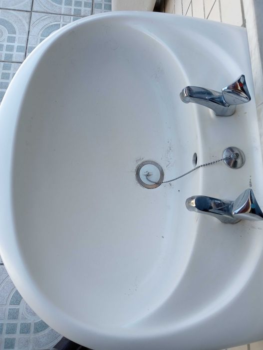 Valadares Sanitary Ware in Perfect Condition426077694807265282