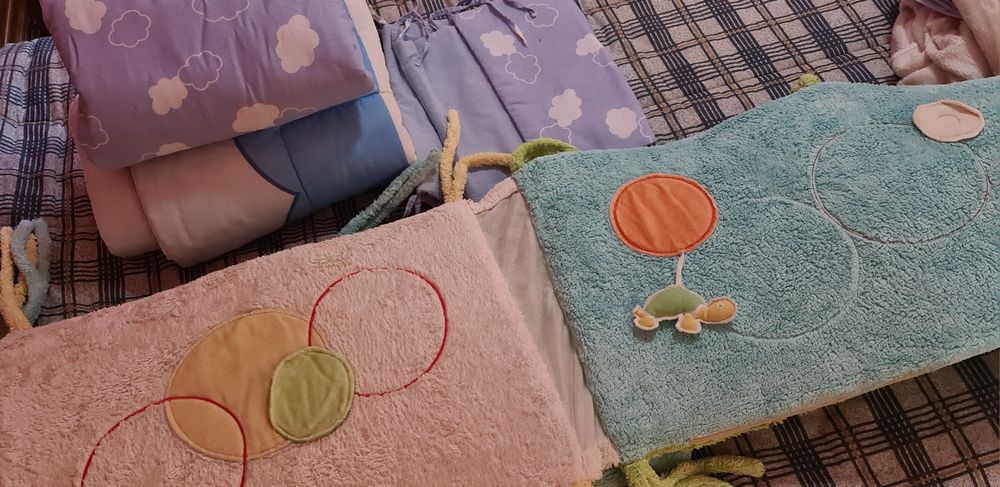 Edredões e resguardos para berço de bebé