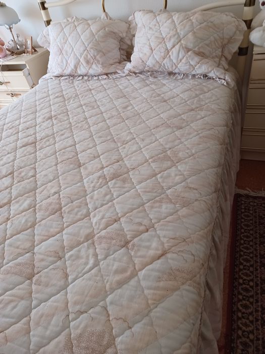 Endredon  de casal,tons de salmão e branco ,com 2 almofadas, pouco uso