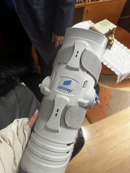 Duas botas ortopédicas64173131209218121
