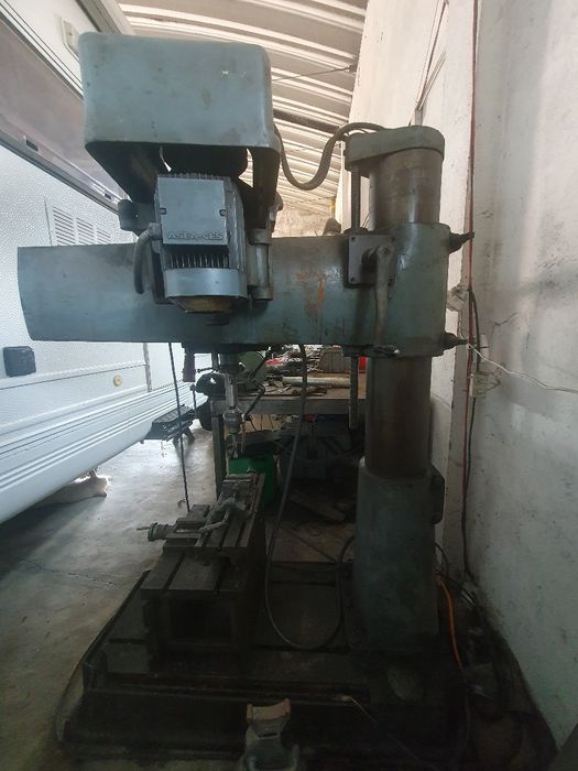 Máquina de furar industrial