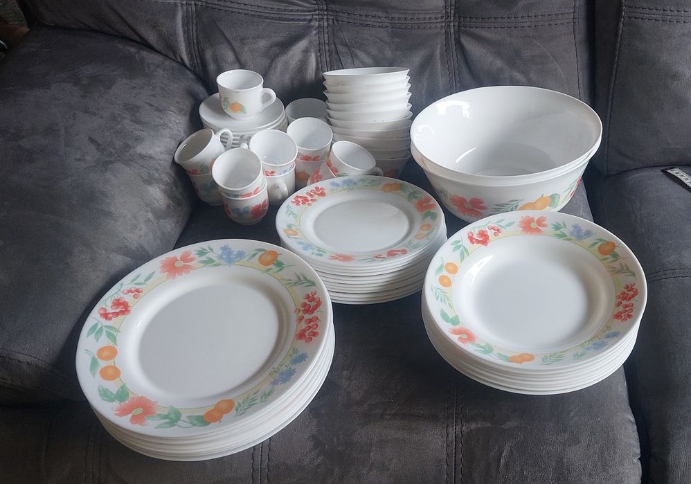 Serviço de loica Arcopal, 53 peças, pratos, saladeiras, taças,  cháven