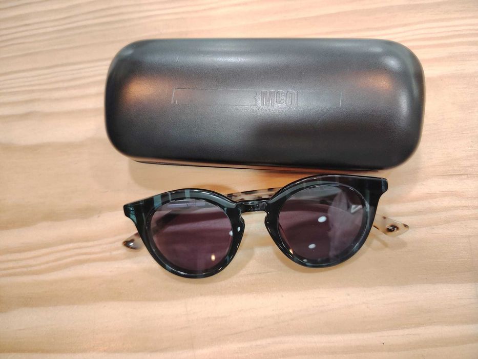 óculos de sol Alexander McQueen únicos irreverentes