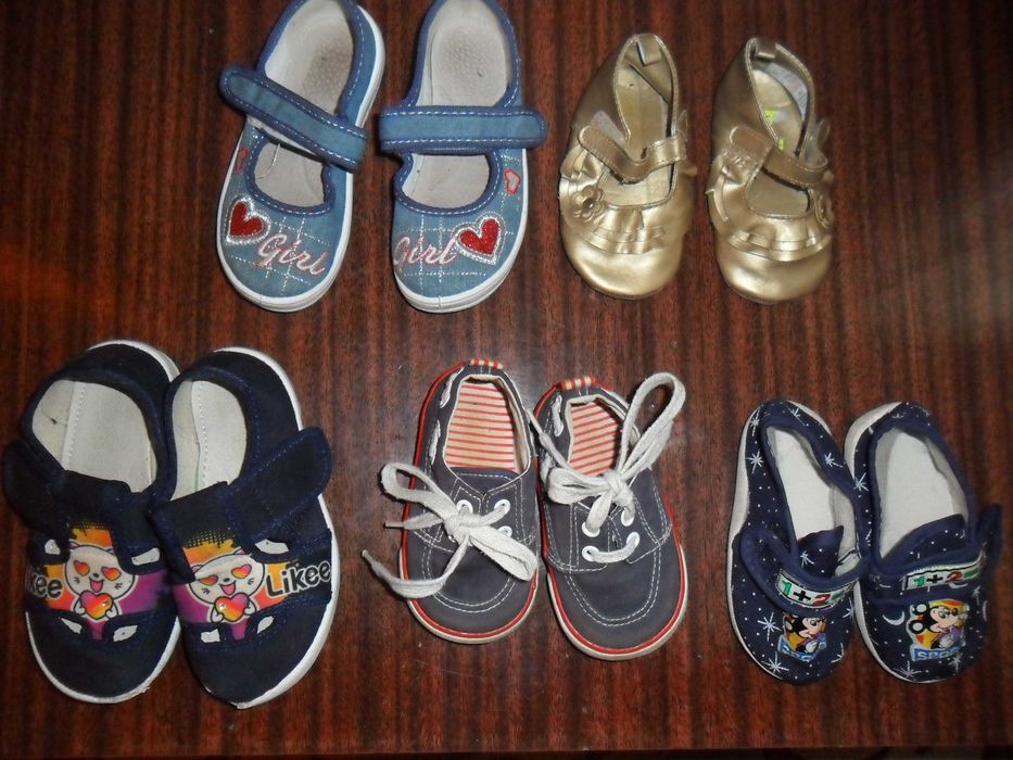 Крокси, босоніжки, кросівки  на дівчинку