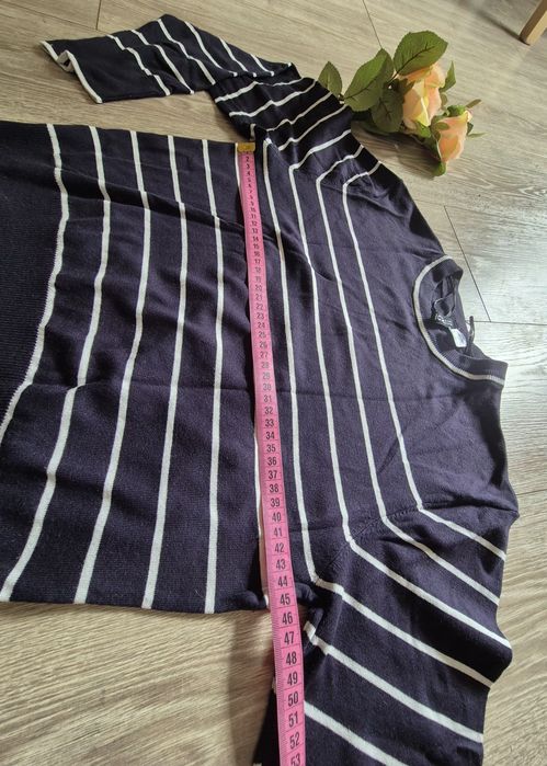 Granatowy sweter z wiskozy w paseczki