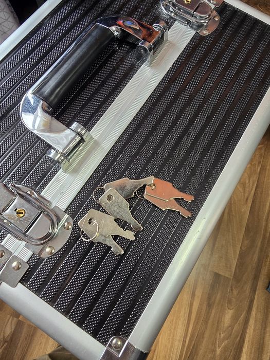 Walizka kosmetyczna ma kółkach