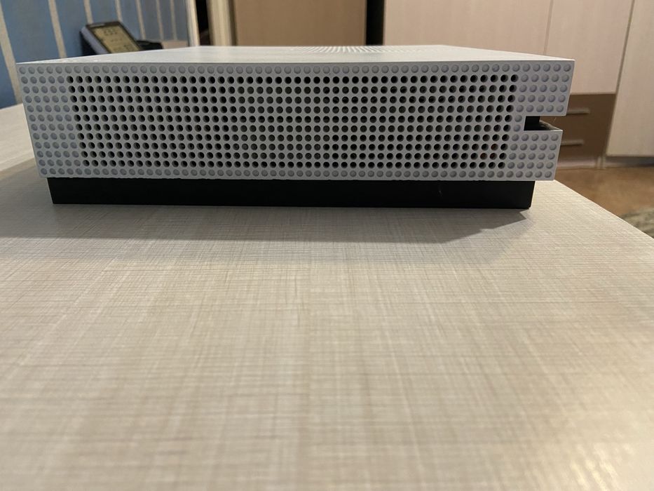 Продам Xbox one s 1tb
