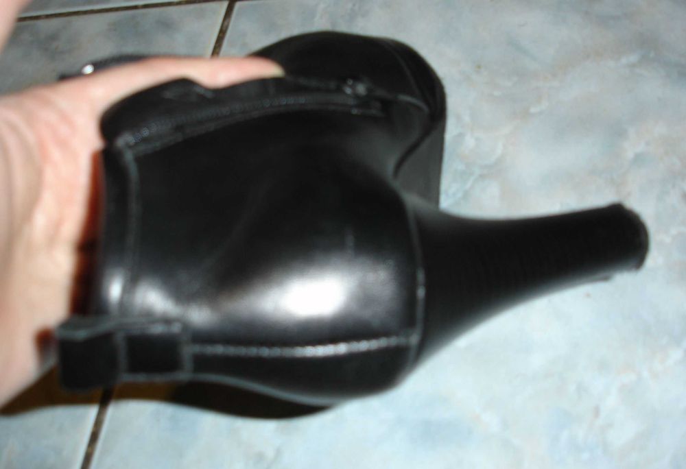 Czarne botki na obcasie. Rozmiar 36, długość wkładki 24 cm.