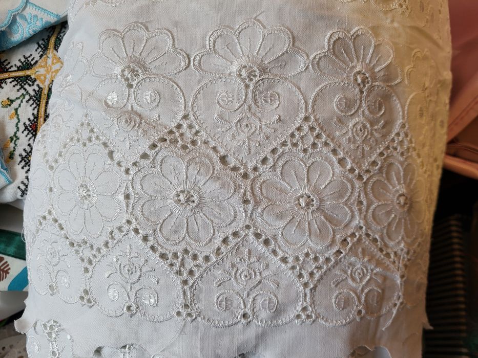 Продається вишите мереживо