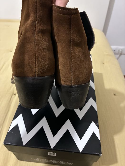 Botins de pele tacão baixo