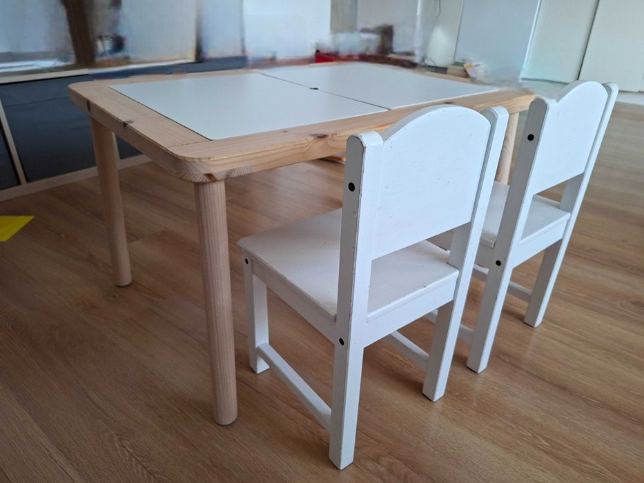 IKEA- stolik dziecięcy z pojemnikami + 2 krzesełka