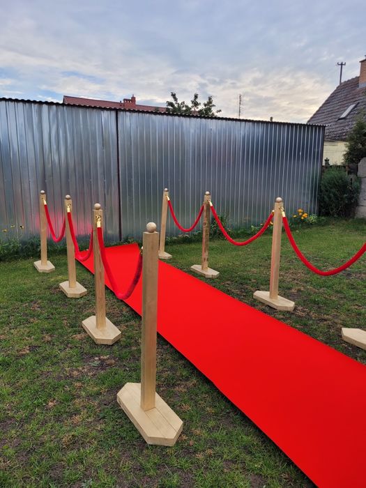 Słupki odgrodzeniowe hotelowe czerwony dywan vip dekoracja ślub urodzi