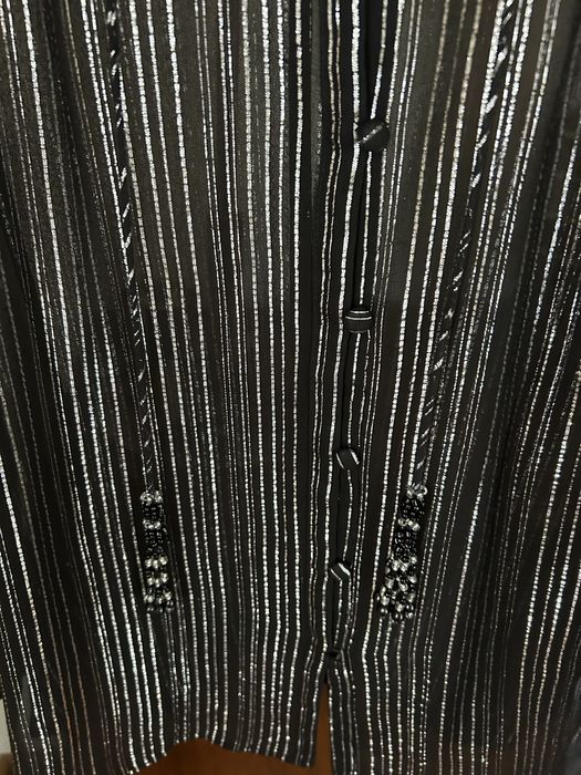 Camisa preta as riscas e com missangas