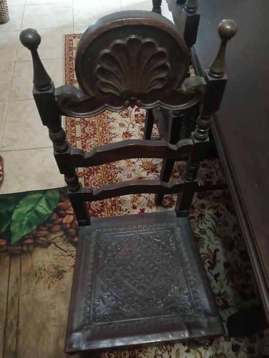 Mesa e Cadeiras em Mogno