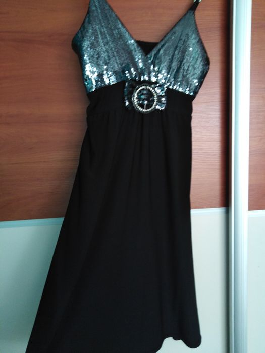 Czarna sukienka na impreze