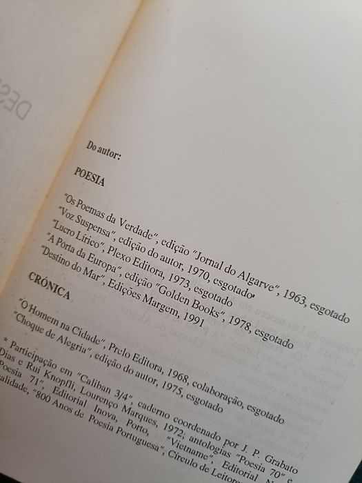 Livro de poemas deserto próprio