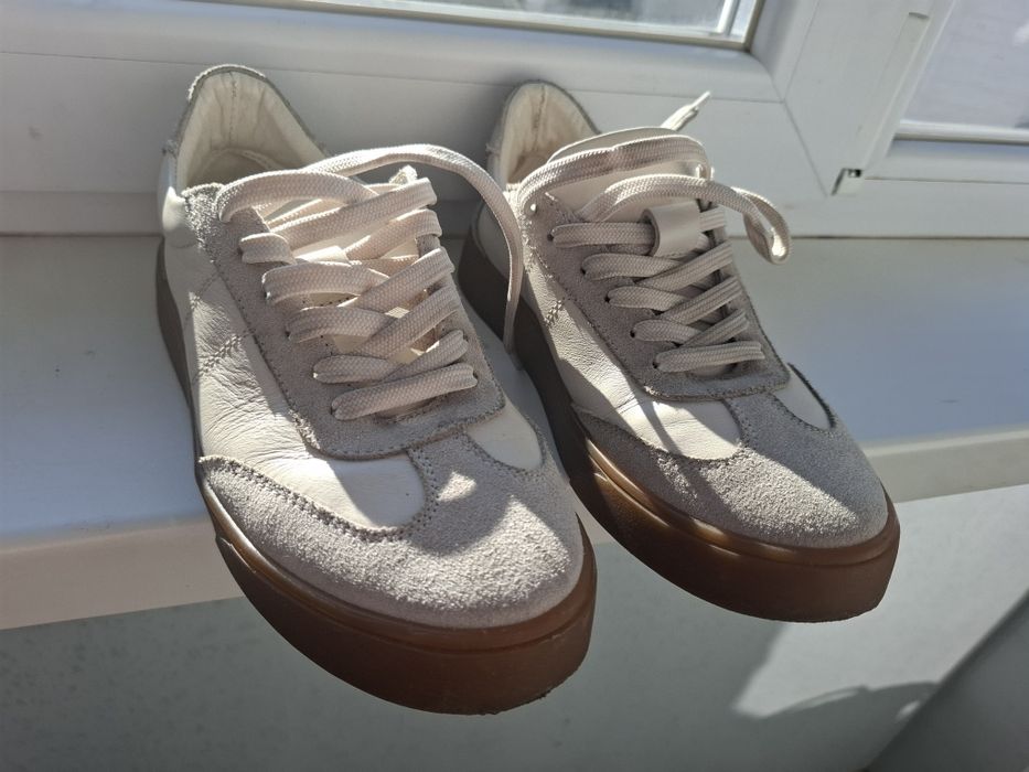 Кросівки  .   .  .