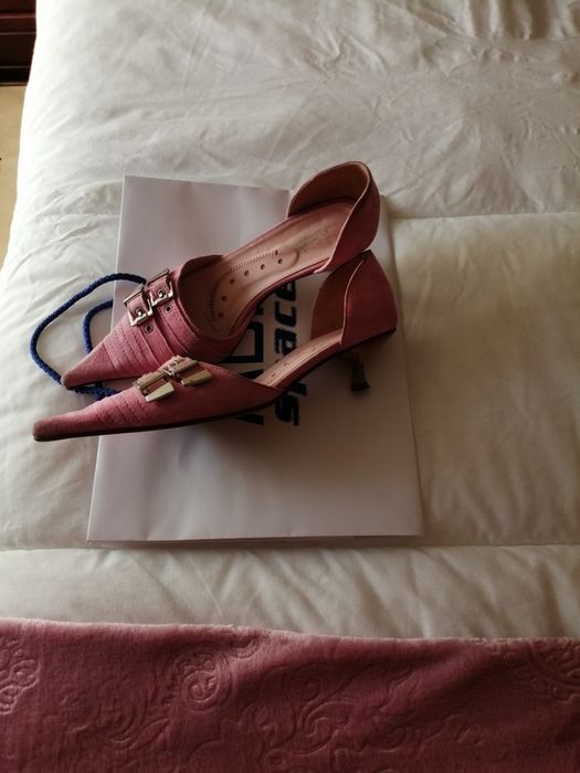 Sapatos rosa usados apenas uma vez