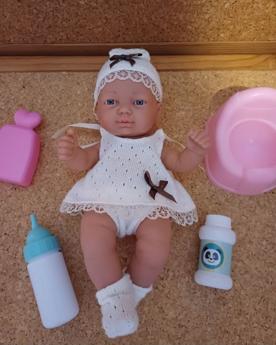 Boneca bebé com roupas e acessórios.