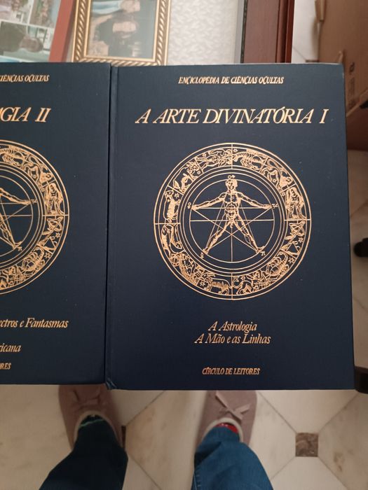 Vendo uma enciclopédia de. Ciências. Ocultas. A arte. Divinatória são