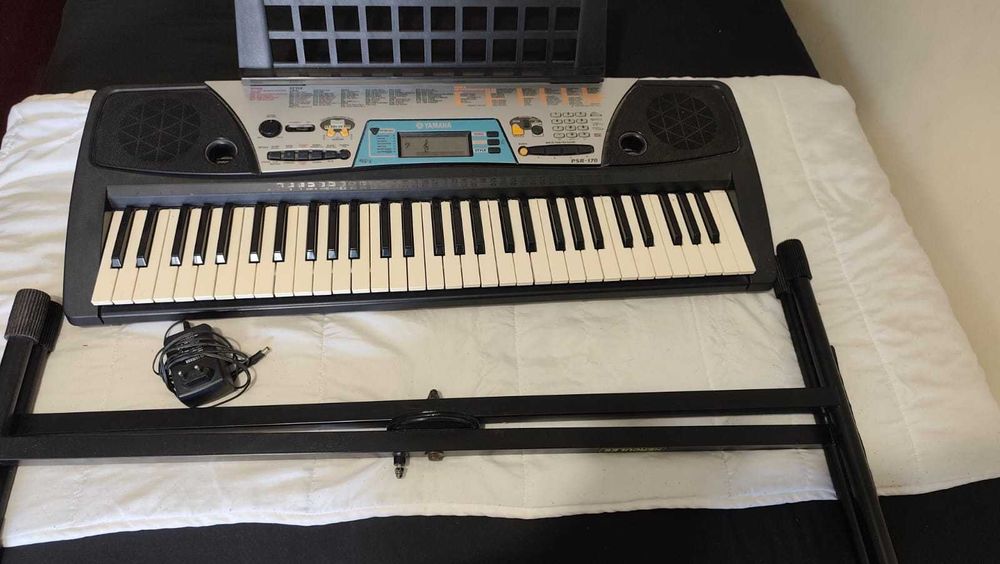 Teclado Musical Yamaha em Excelente Estado – Pronto para Tocar!